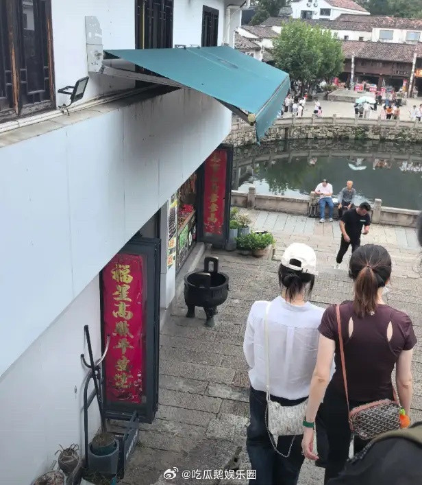 王楚然跟自家老板关系是真好，都休假了还和老板一起出去玩！有网友在九华山偶遇到她们