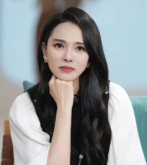 鲁豫向伊能静提问：“如果人生可以重头来，你会选择庾澄庆还是秦昊？”伊能静没有正