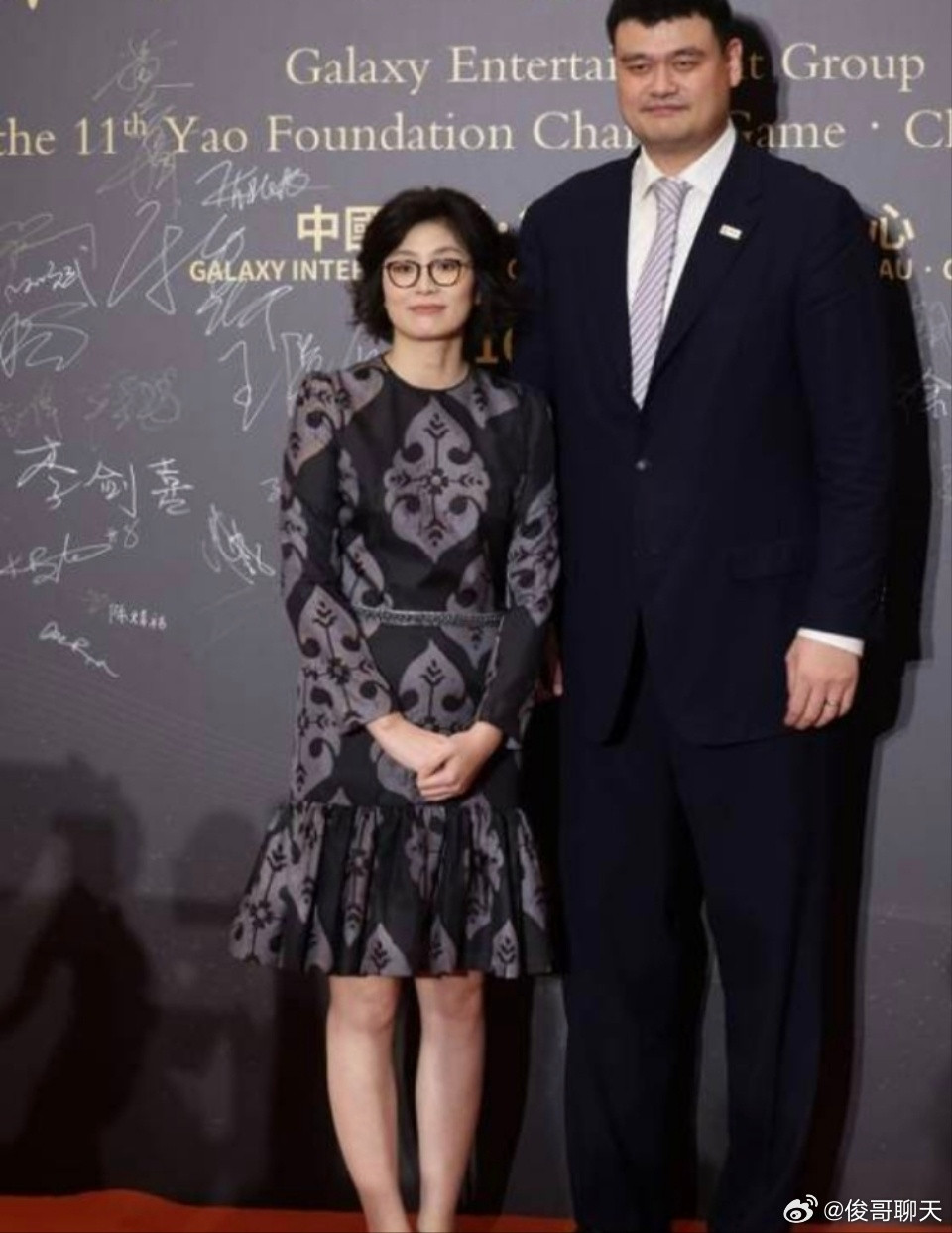 姚明女儿都1米95了，走路快，她妈妈赶不上姚明一家三口衣服估计不好买，姚明身高2米26，他老婆叶莉，