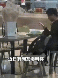 吉林某大学，一男生因表白失败后怒砸食堂！因为女生始终没有露面，男生只收到了一