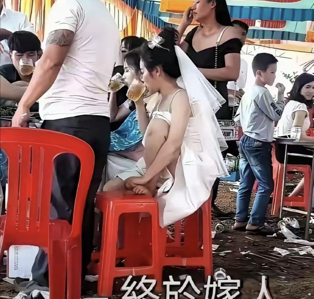 网上一张新娘照片被传开了。她穿着婚纱坐在那里，腿大大咧咧地伸着，姿势一点不拘小节