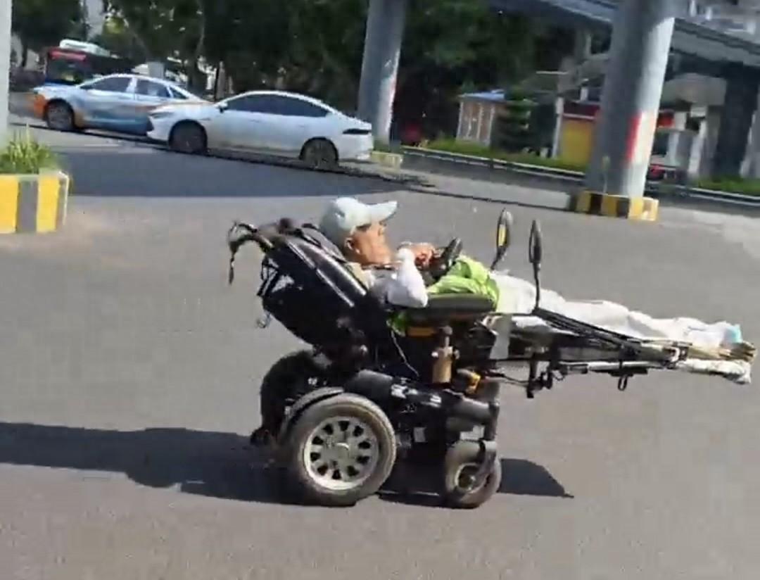 电动轮椅上加担架和后视镜, 老人“躺着超车”引关注, 绵阳交警: 已构成交通违法