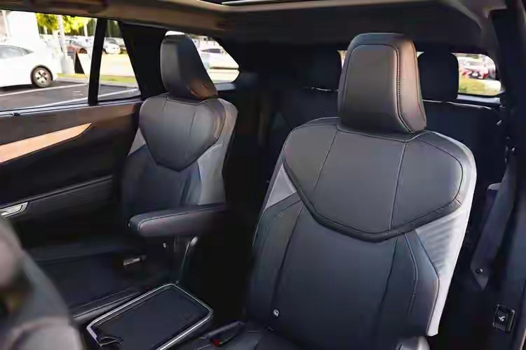 看了雷克萨斯TZ实车图，设计属于求稳的路子。依旧能看到纺锤格栅的轮廓，大灯辨识度在线，车身做得很平整