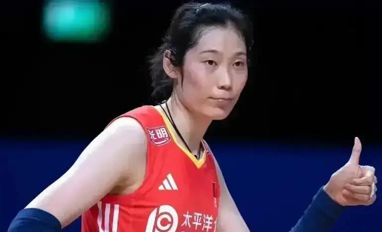8年不退役，朱婷悄悄干了件大事凌晨三点，郑州体校灯还亮着。教练说，那是朱婷