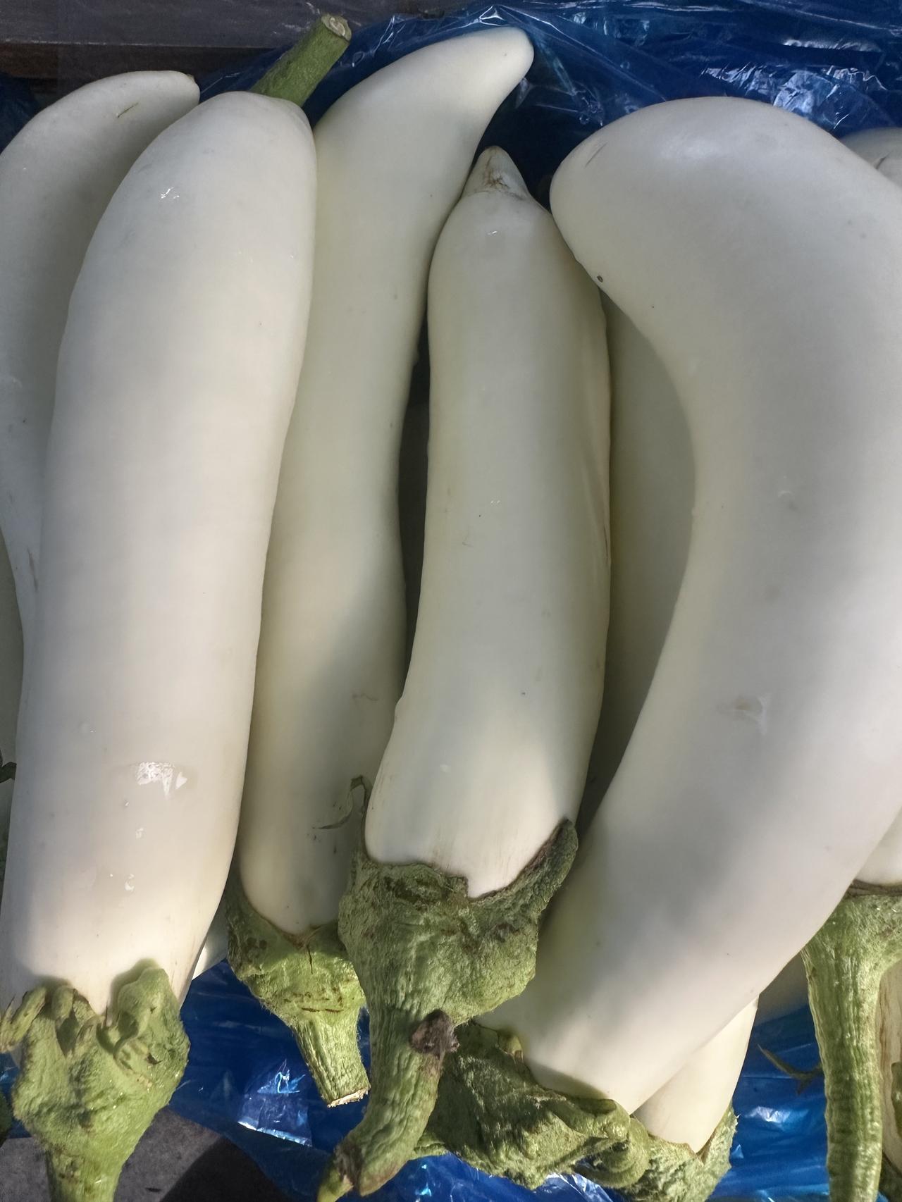 这年头素菜都要吃不起了钱不好赚菜还越来越贵早上老太太说想吃渣茄子还