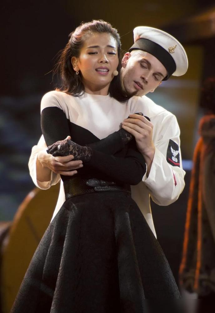 刘涛把男演员推到墙角，喘着粗气低吼：再狠点，直接把我撞在墙上亲！这不是什么花边绯