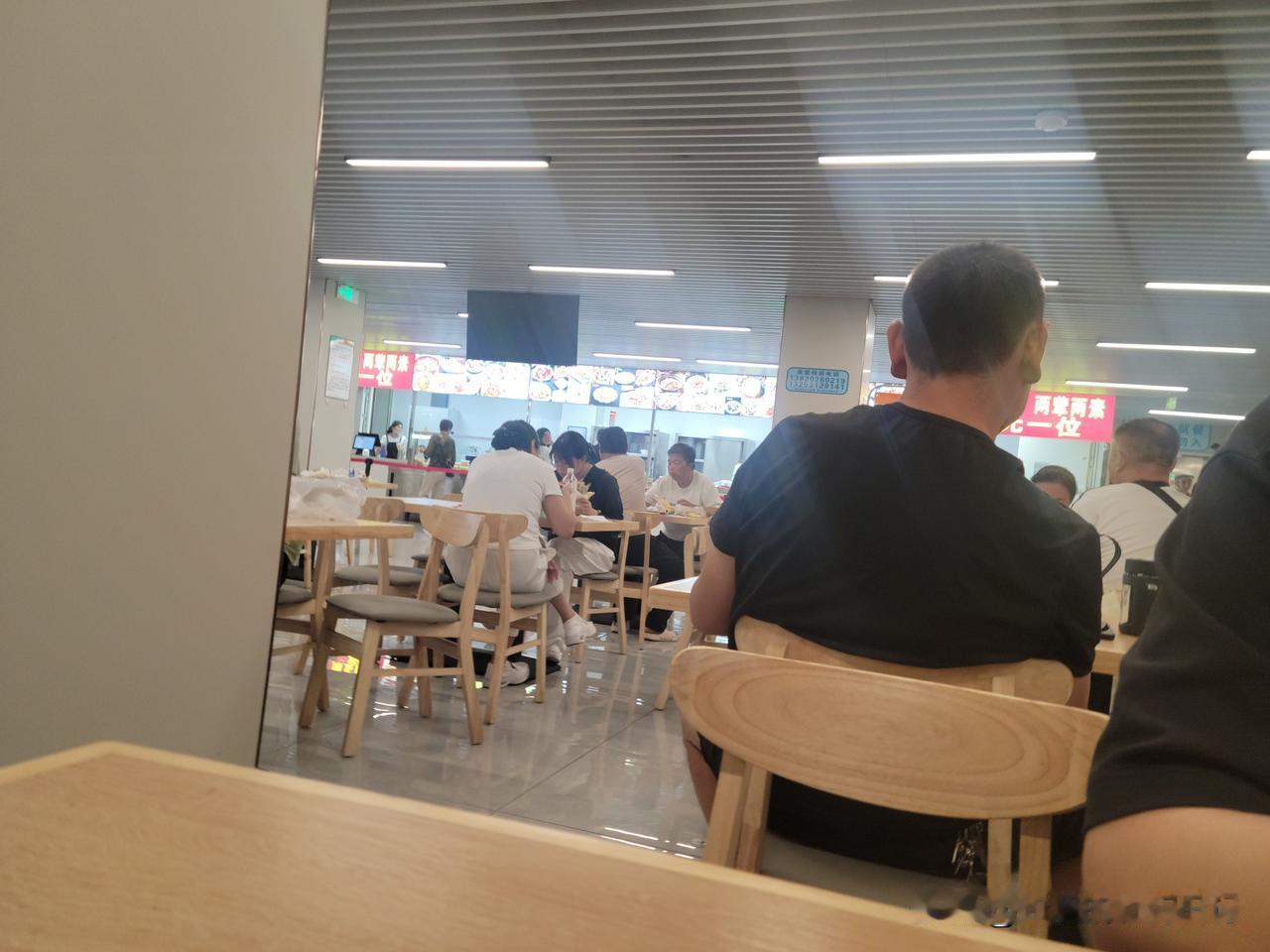 今天陪同家人来医院复查身体，中午在医院食堂吃的饭，食堂吃饭病人可比饭店就餐人员多