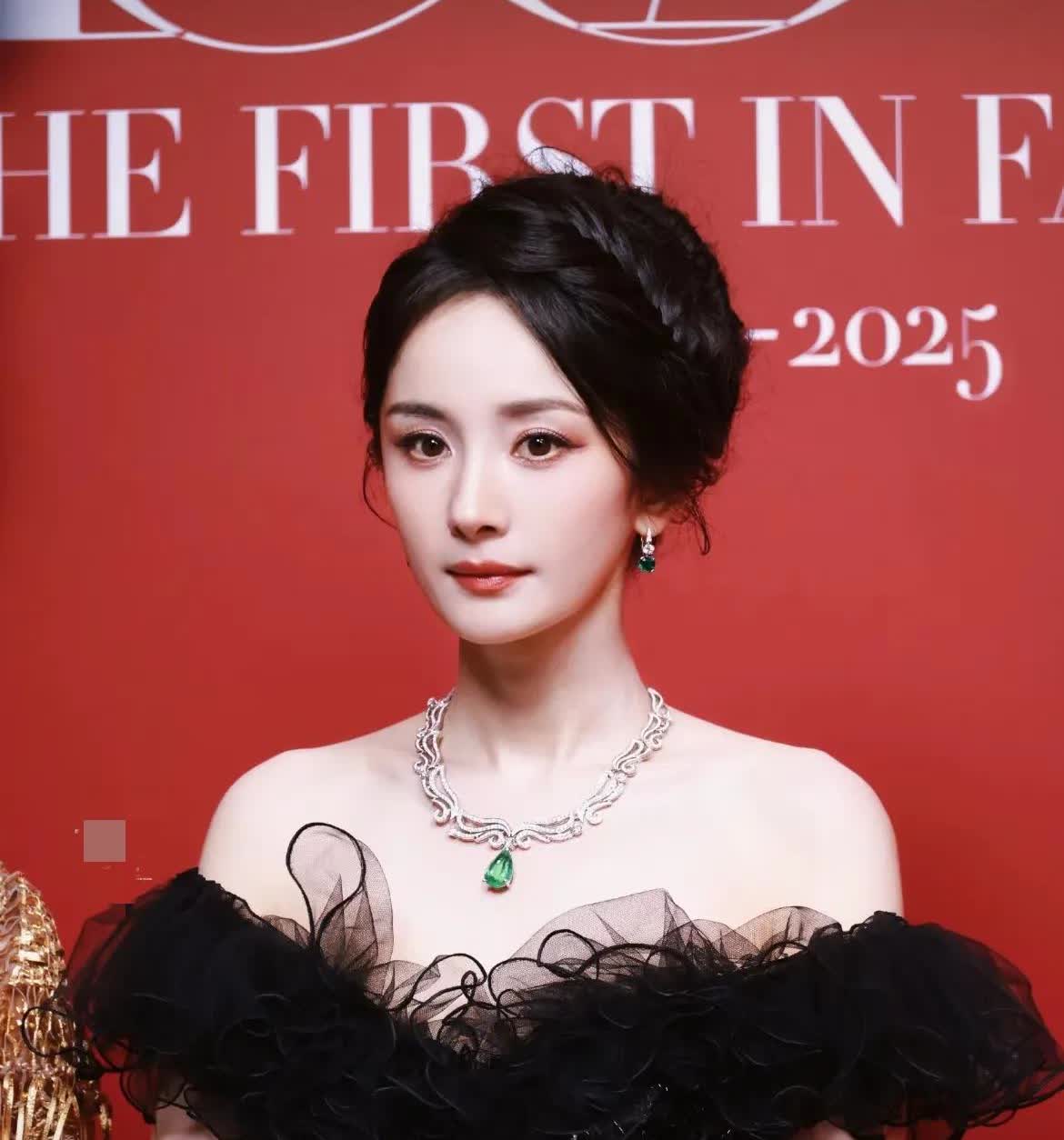 现在全网最高兴的人，应该就是杨幂了吧。估计她很高兴吧，因为她不仅躲过芭莎
