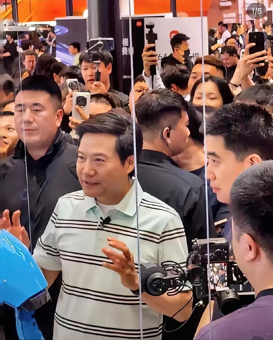 雷军这个人，是真无时无刻不在给年轻人上课了，出门办个事，从不用高档奢饰品装饰，简