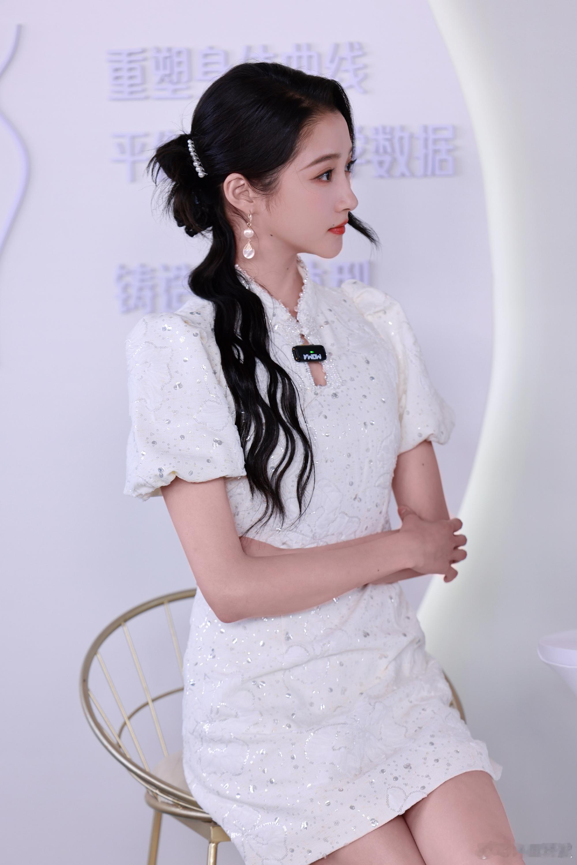 关晓彤香蜜闺秀直播出图新中式白裙温婉又美丽🤍