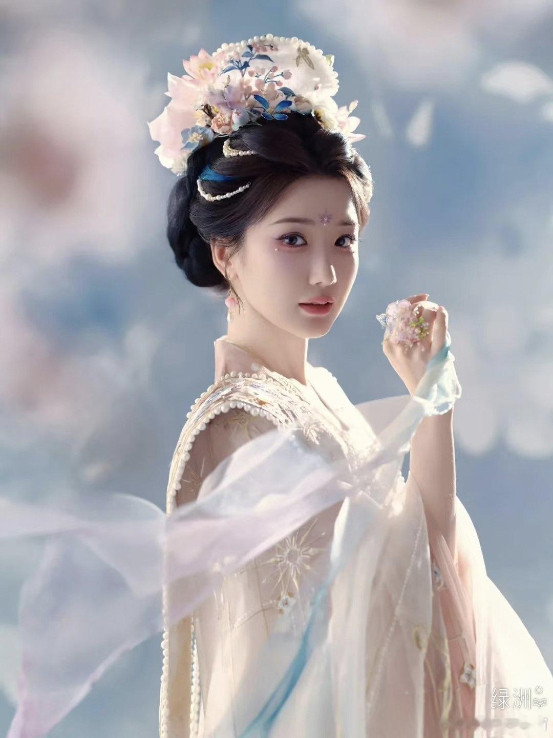 眼底清灵如映月，恍疑仙子下穹苍。​​​