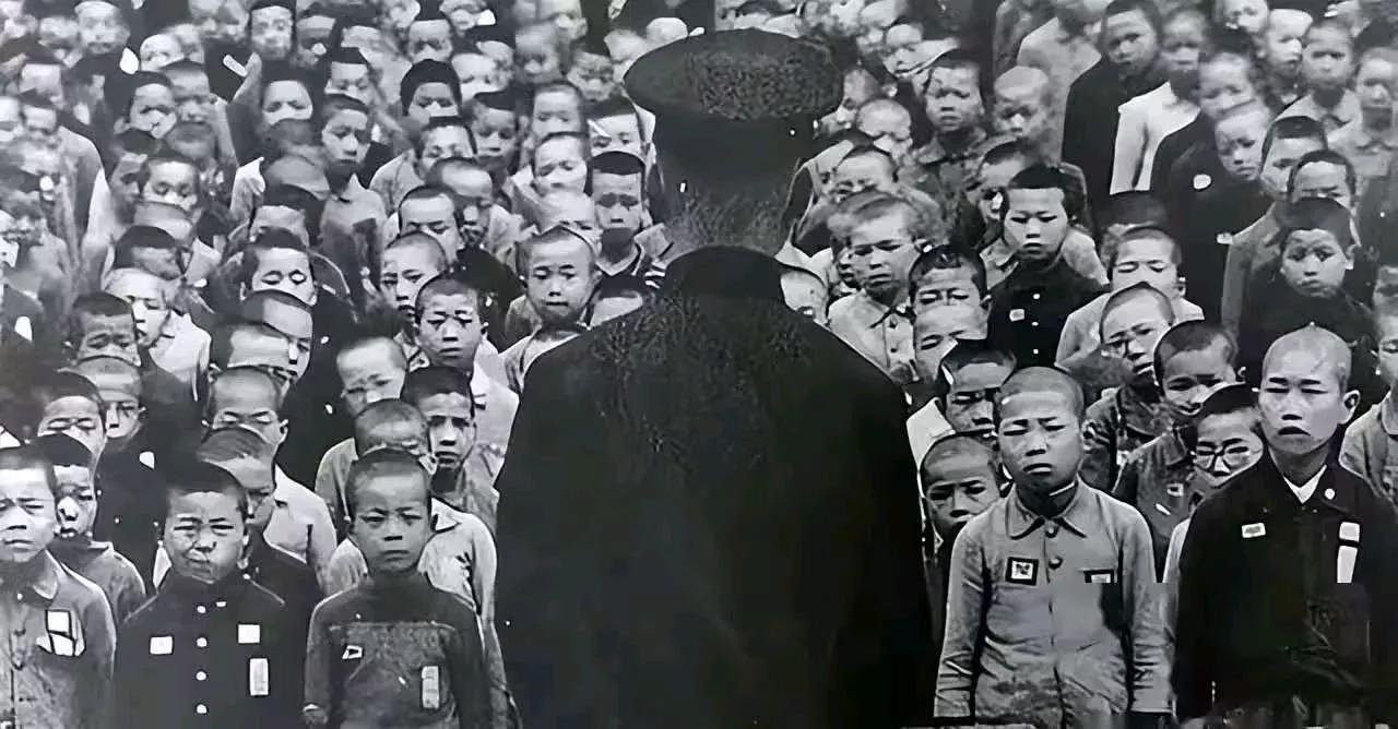 为啥说原子弹下无冤魂，看看当时的广岛女人，学生在做了什么？1945年8月6日