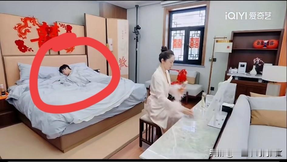 果然是春宵一刻值千金45岁的董璇和37岁的张维伊刚刚度过新婚之夜，董璇看起来