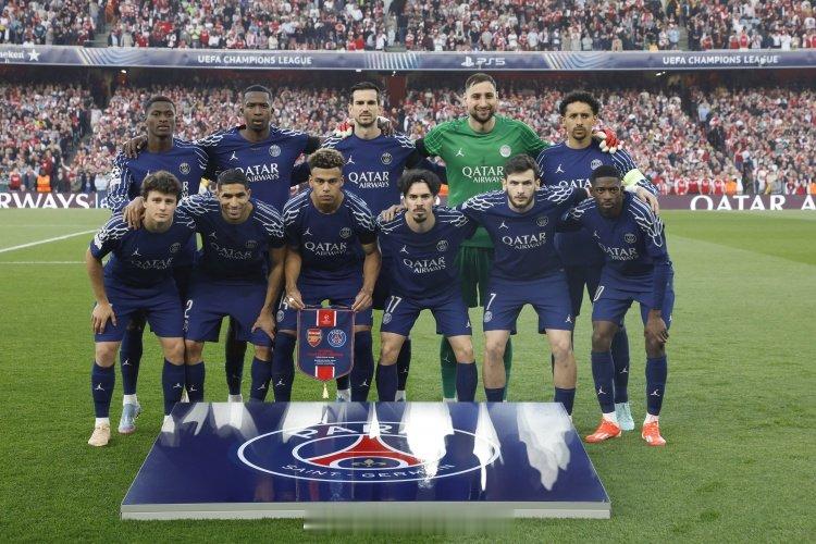 法媒GetFrenchFootballNews透露，大巴黎球员返回大巴时，