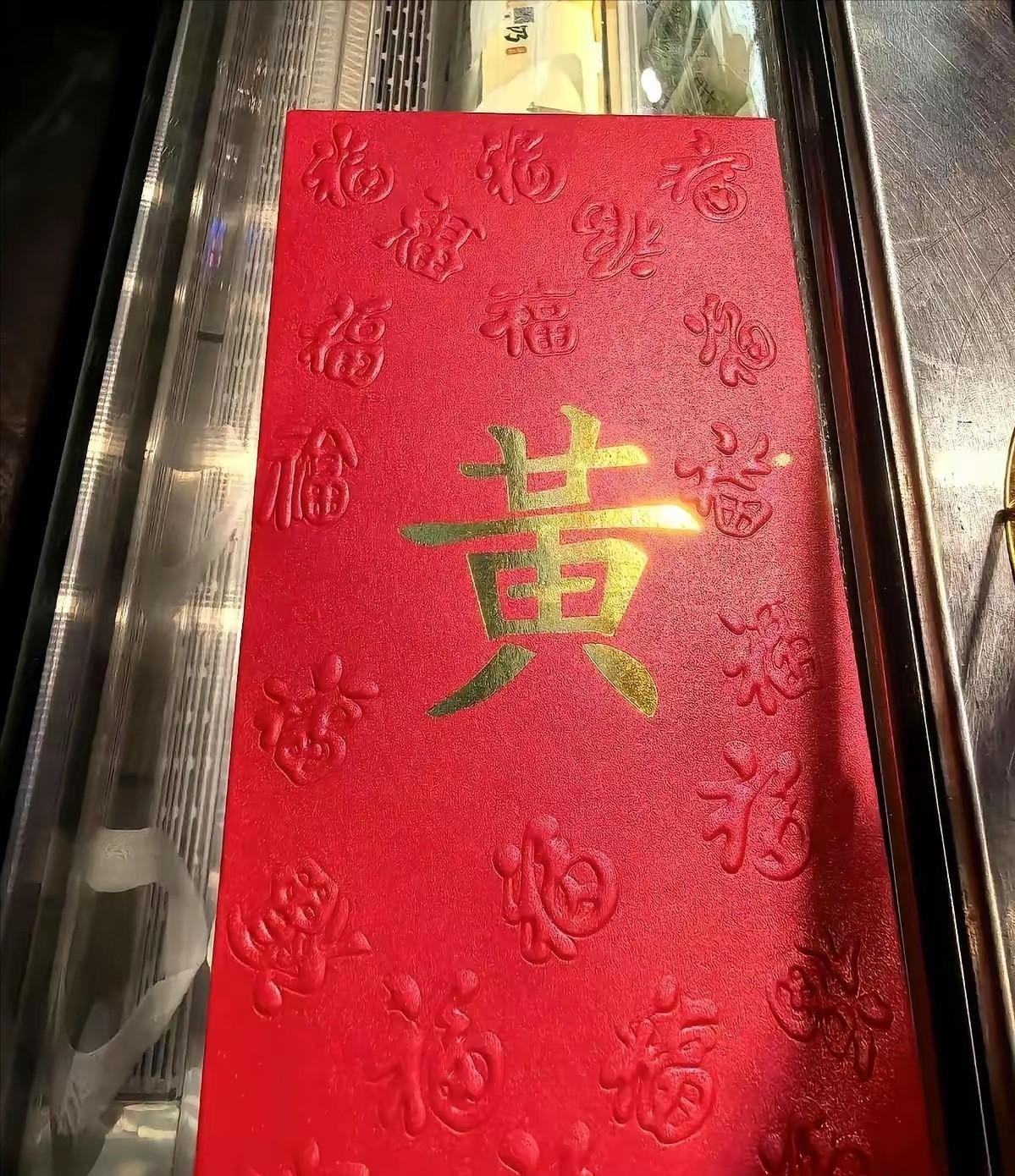 黄仁勋去一家店里买东西，店员认出他了，连连摆手，说这单免了。2026年5月1