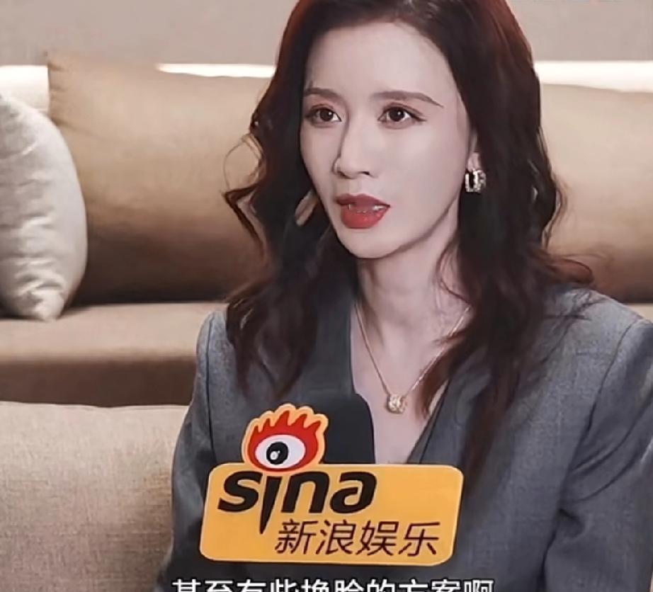 张萌说，不换人是因为换脸要200万。当时网友骂得很凶。焦点全在黄杨钿甜耳