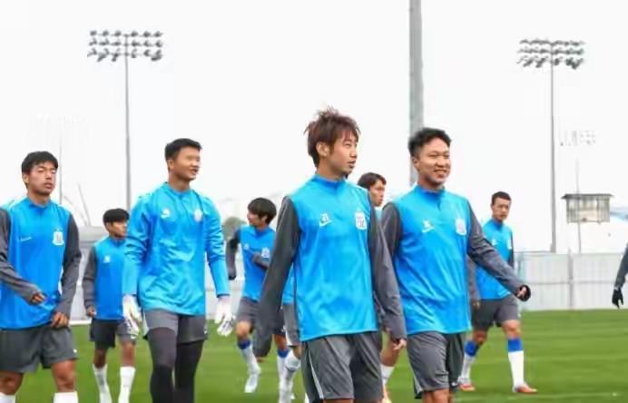 袁甲：上海申花怎么解决谢鹏飞无球可踢！谢鹏飞是曾经的国足主力，在江苏苏宁队和武