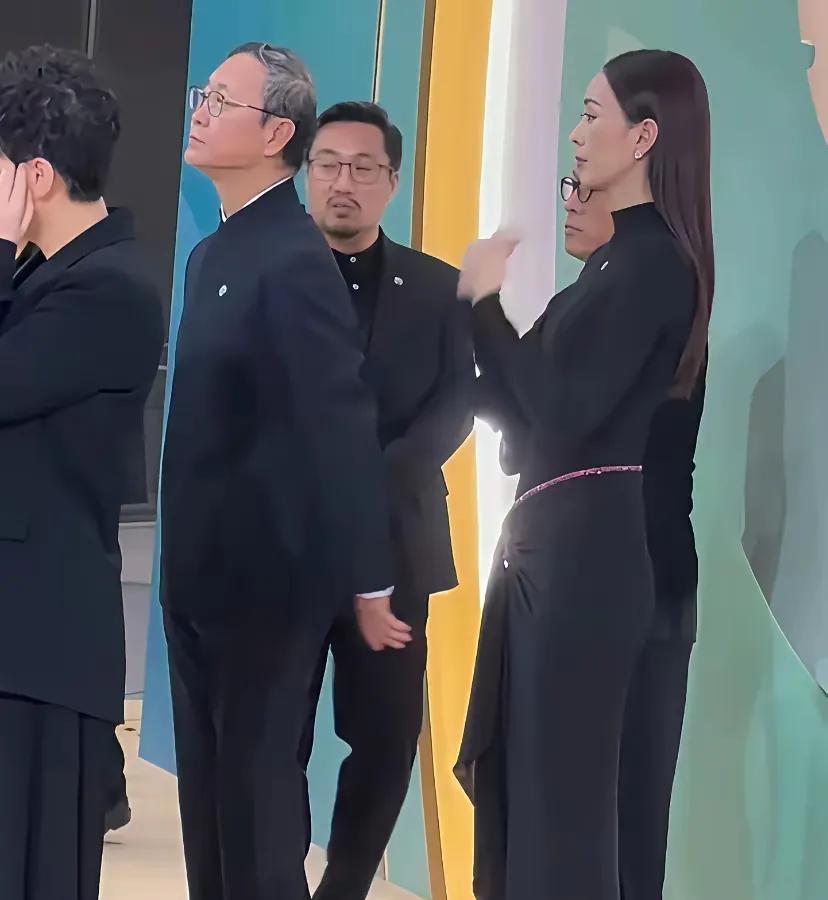 童瑶这手到底该如何安放？图一那位大哥在背手示意牵手一起走，童瑶似乎没看见，手扬