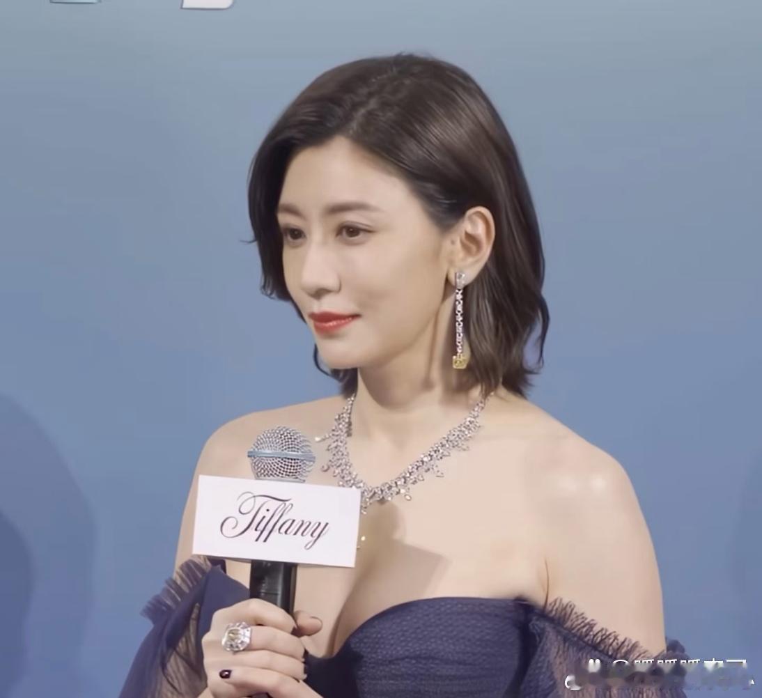 52岁的贾静雯状态真的绝了，感觉时间都在她身上凝固了