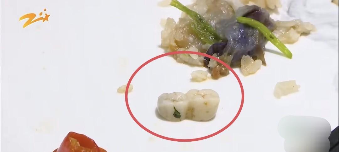 浙江杭州，男子和朋友去饭店吃饭，花200多元点了5个菜，朋友在一道酱炒茄子里吃出