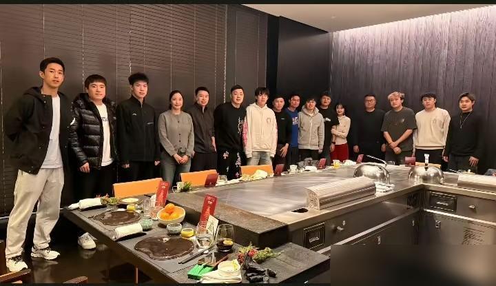 原来王楚钦昨晚真的是去参加魏桥聚餐去了，还拍了大合照。看着这一大桌子人挺热闹