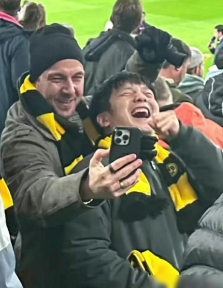 樊振东和波尔的每张合照都笑得好开心呀，两人相处的氛围真好！其实是波尔最近热情