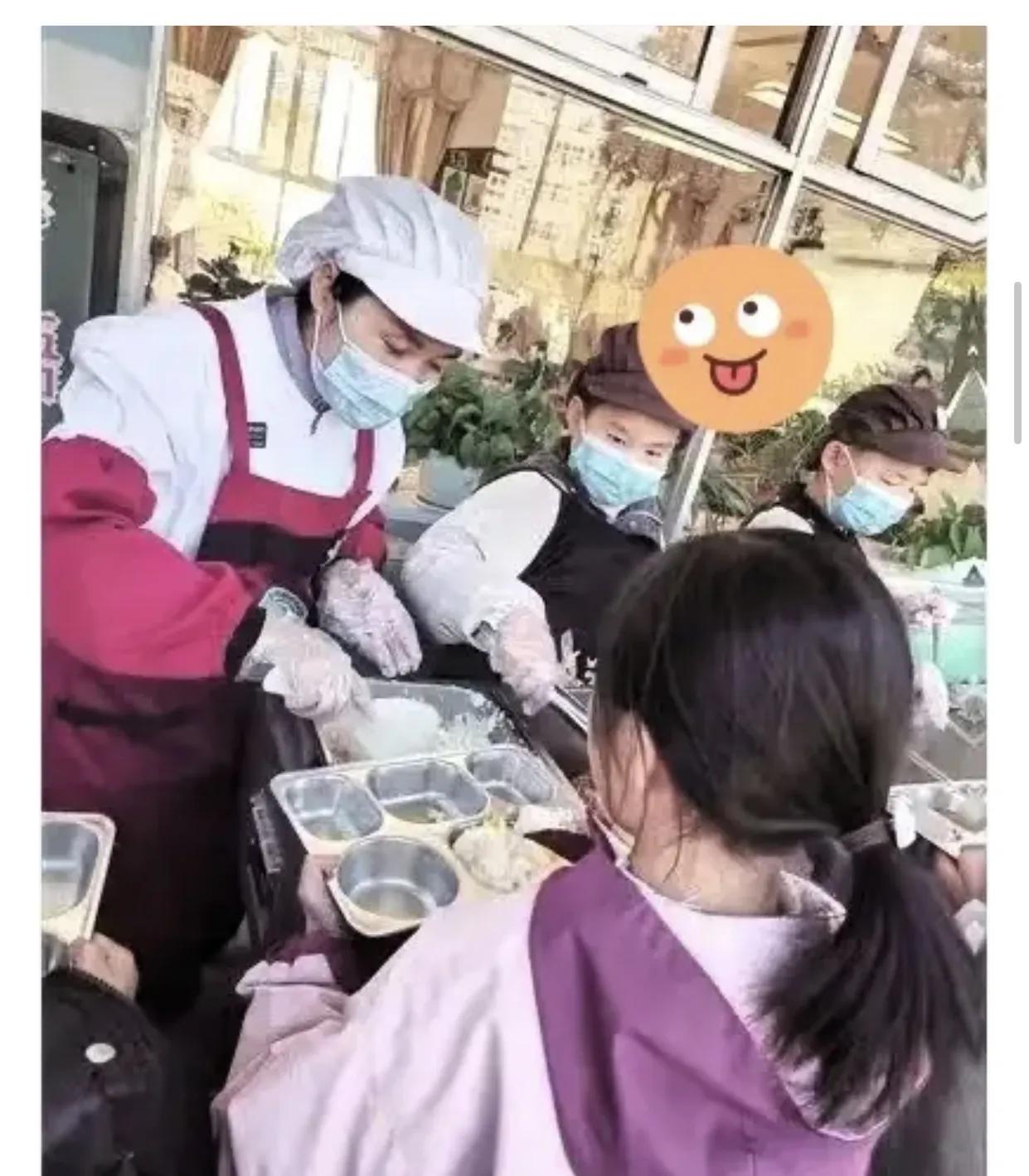 全国各地学校食堂纷纷引入“妈妈食堂”模式,实际上是四川巴州区七小率先开展的,