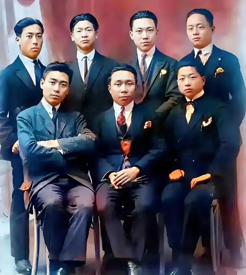 这是1921年“留法七子”在法国留学时的合影。其中有陈独秀的两个