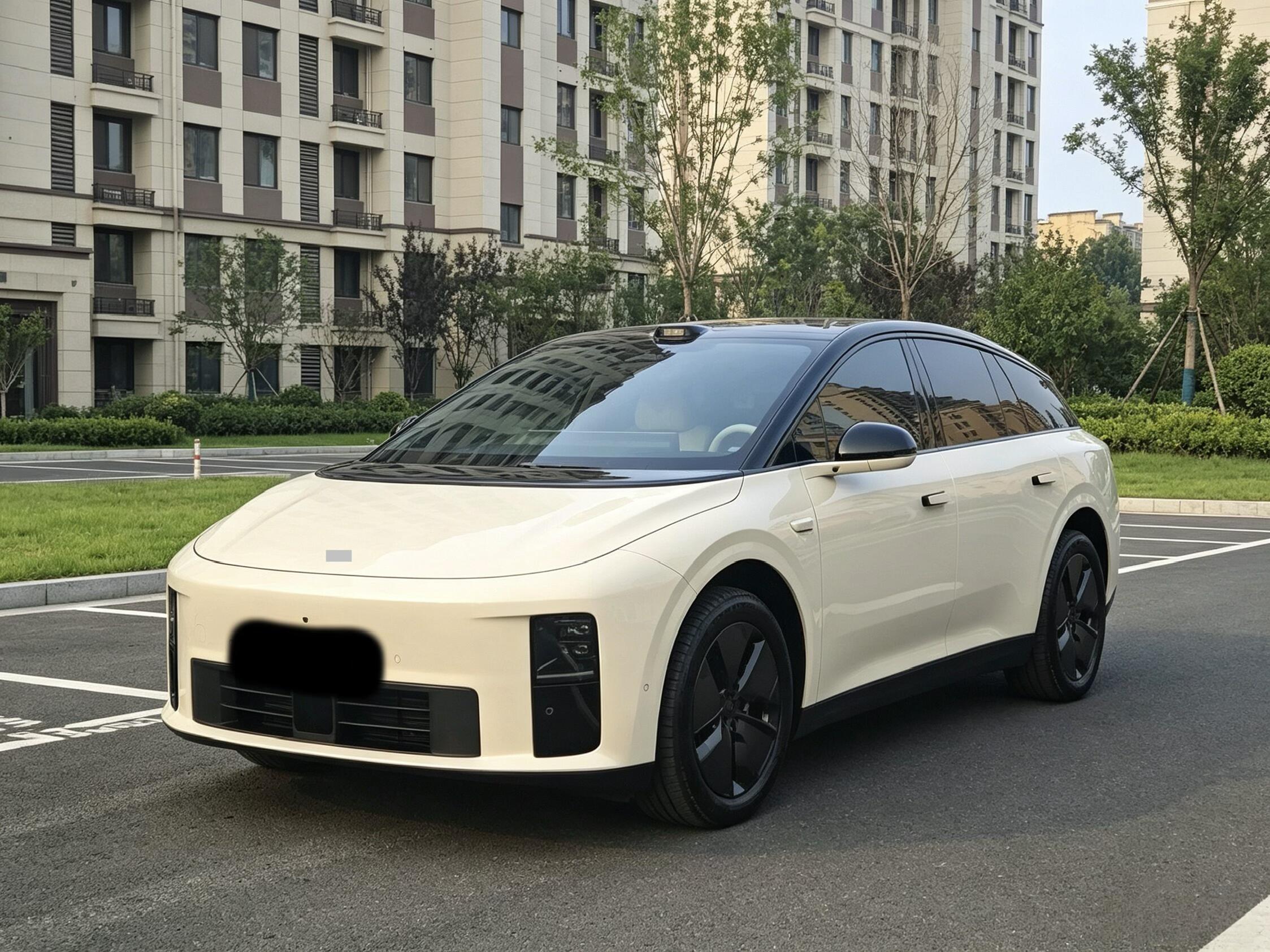 观摩过理想i6，第一感受就是它很懂普通家庭的需求，整体调性温和不张扬。内饰氛围氛围感做得到位，坐进去