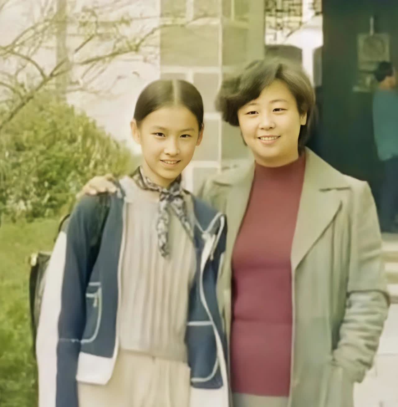 这是黄圣依学生时期和妈妈邓传理拍的一张老照片。10多岁的黄圣依从小就是一个“