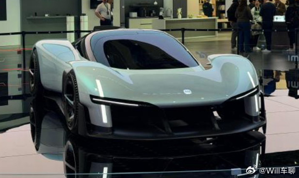 小米超跑GT的车头下方是大幅镂空（图1/2）。而车尾也是非常夸张的镂空（图3/4