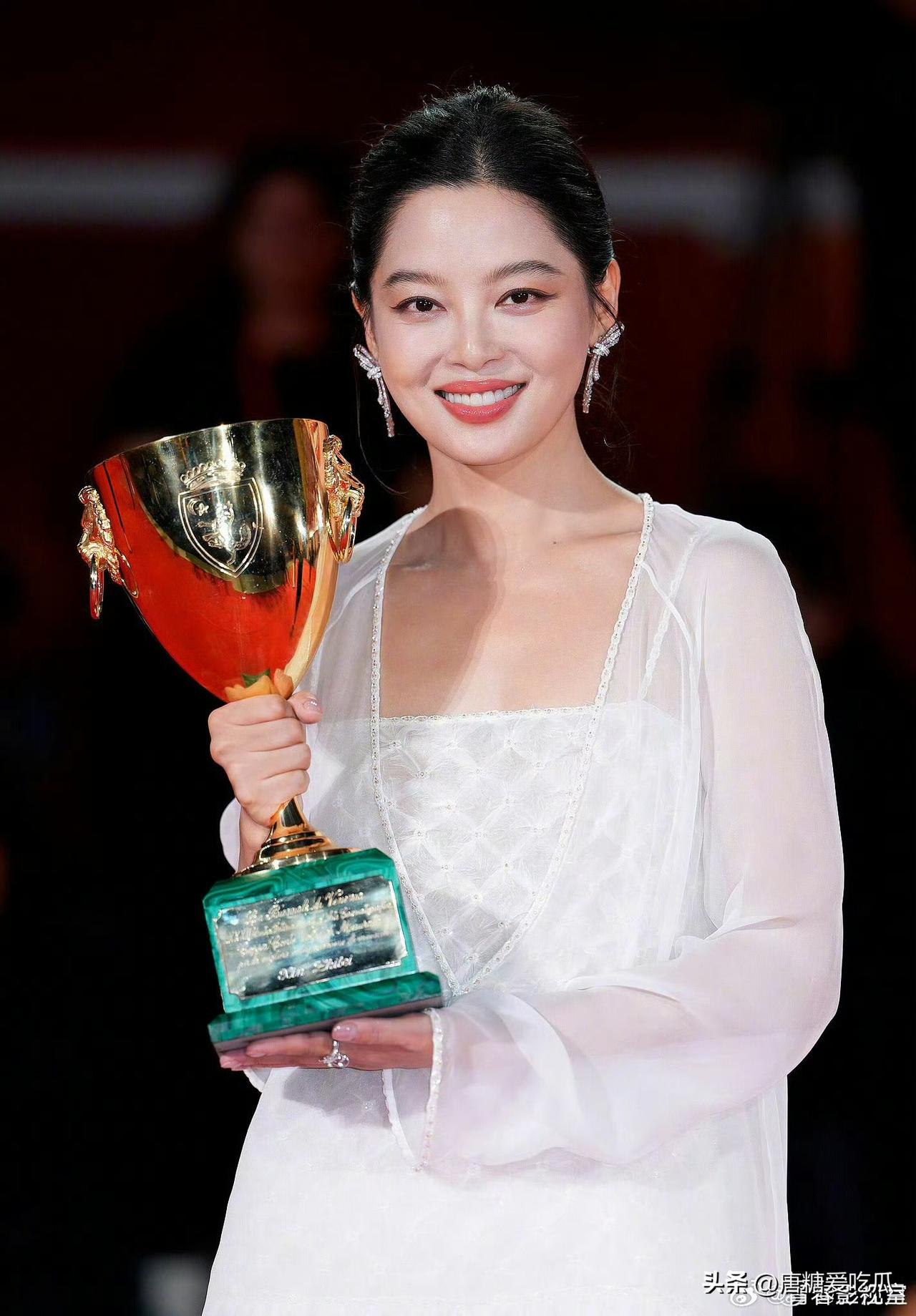 辛芷蕾轻舟已过万重山辛芷蕾拿下威尼斯电影节最佳女主角后，各大杂志封面等着上，比