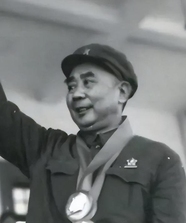 1970年，王自正持枪冲进了军区政委的卧室，政委连忙呼叫警卫员，谁知，2个警卫员