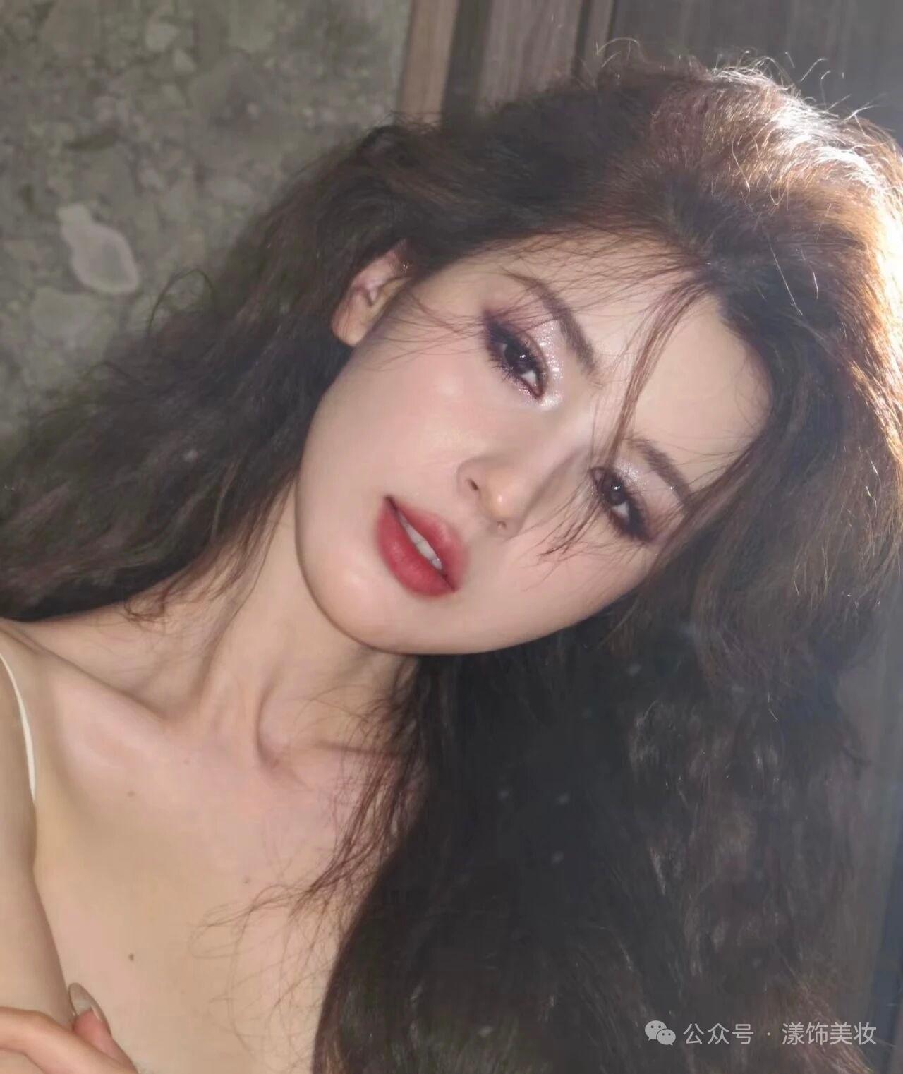 甜美红唇，撩人眼波，复古妆容，魅力无限