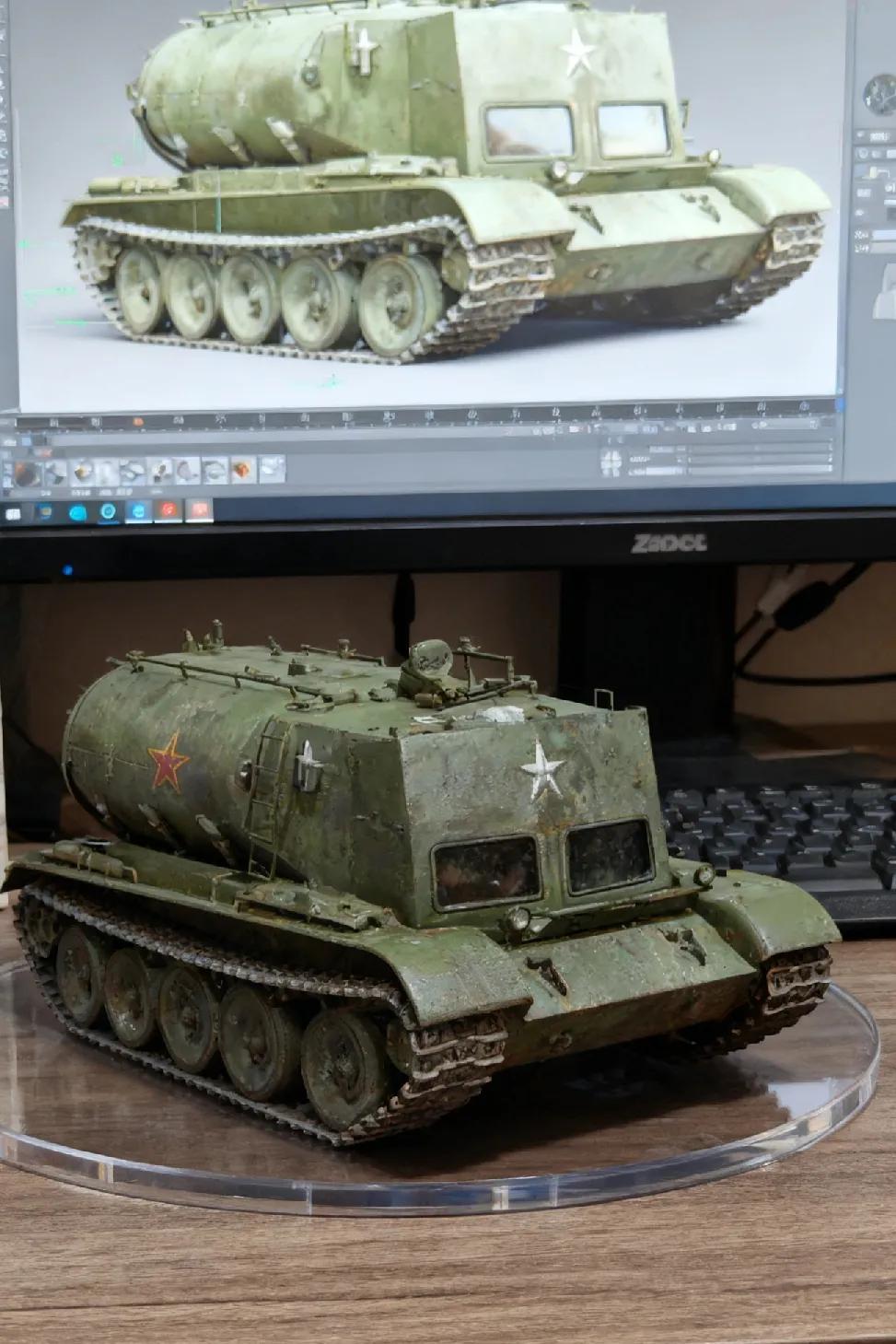 这是我军工企业开发的某型装甲输油车是我国在主战坦克底盘基础上改装而成的专用装甲