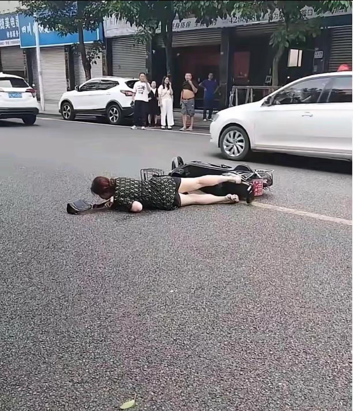 能不能扶，算了多一事不如少一事[微笑]