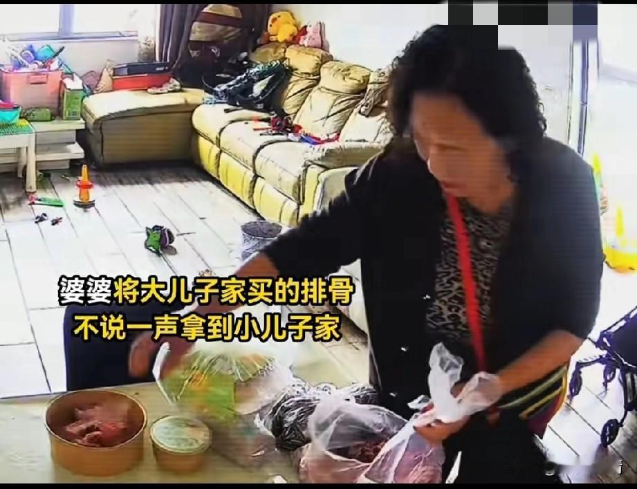 一位老太太吃住在大儿子家，却偷偷从大儿子家拿东西给小儿子。大儿媳通过监控发现后
