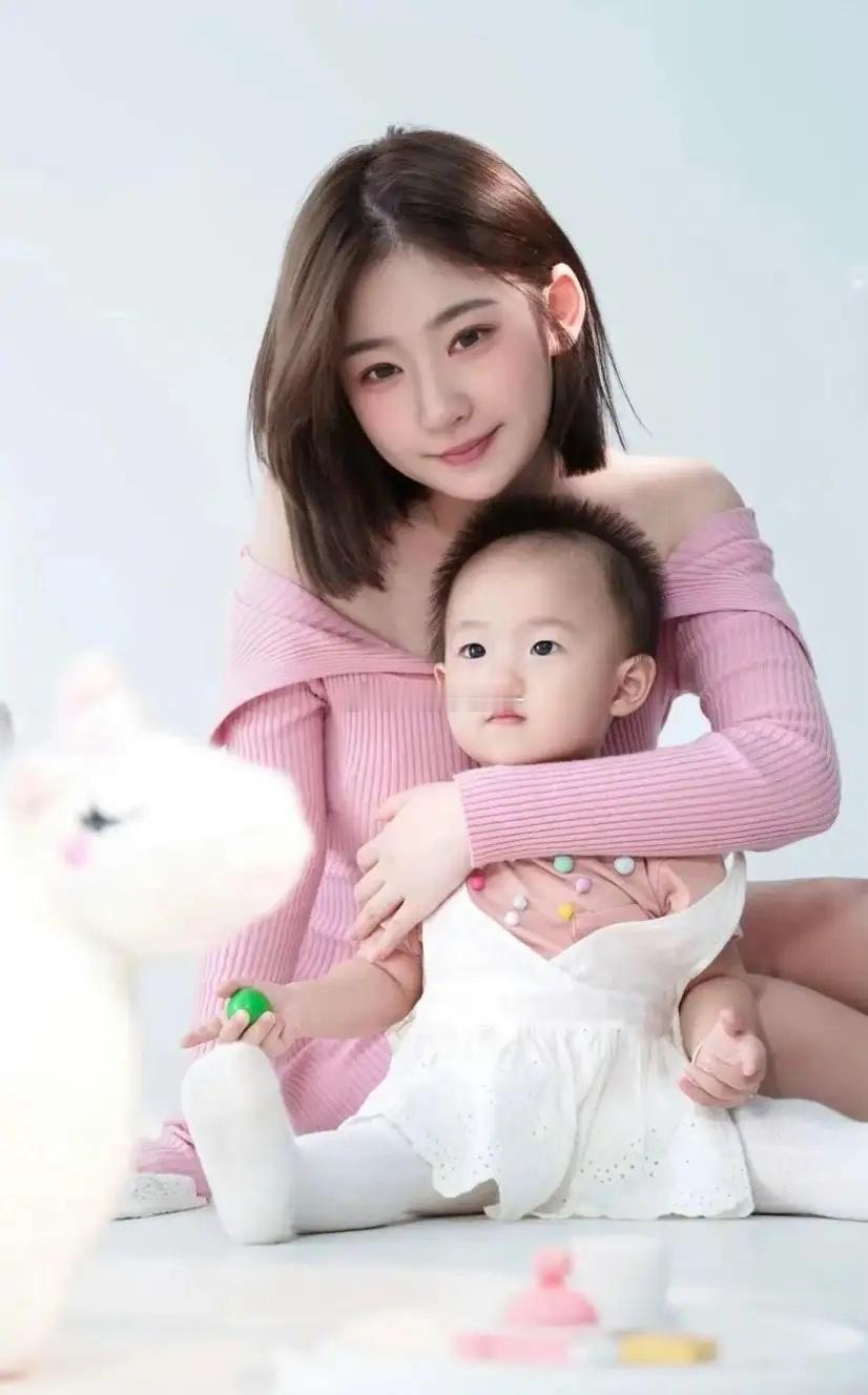 黄一鸣别营销“可怜单亲妈妈”人设了就看她闺女这两年的变化感觉这个孩子明显被养得不