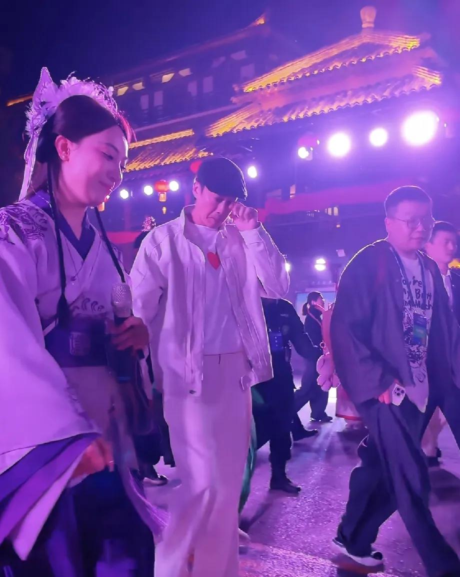 有没有人发现！何润东这次回宿迁，已经控制不住自己了，在参观的路上就忍不住擦眼泪