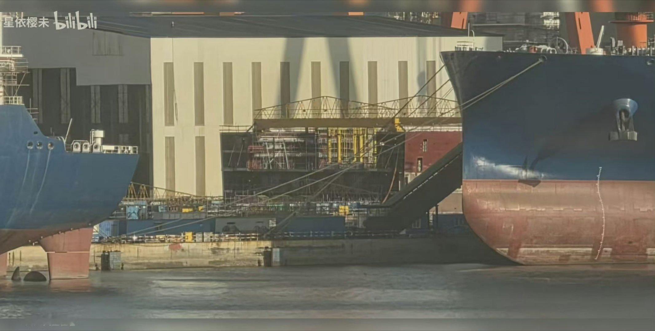 004侧壁又高了一截这个高度已经到飞行甲板下了，它的顶部就是飞行甲板(图三)