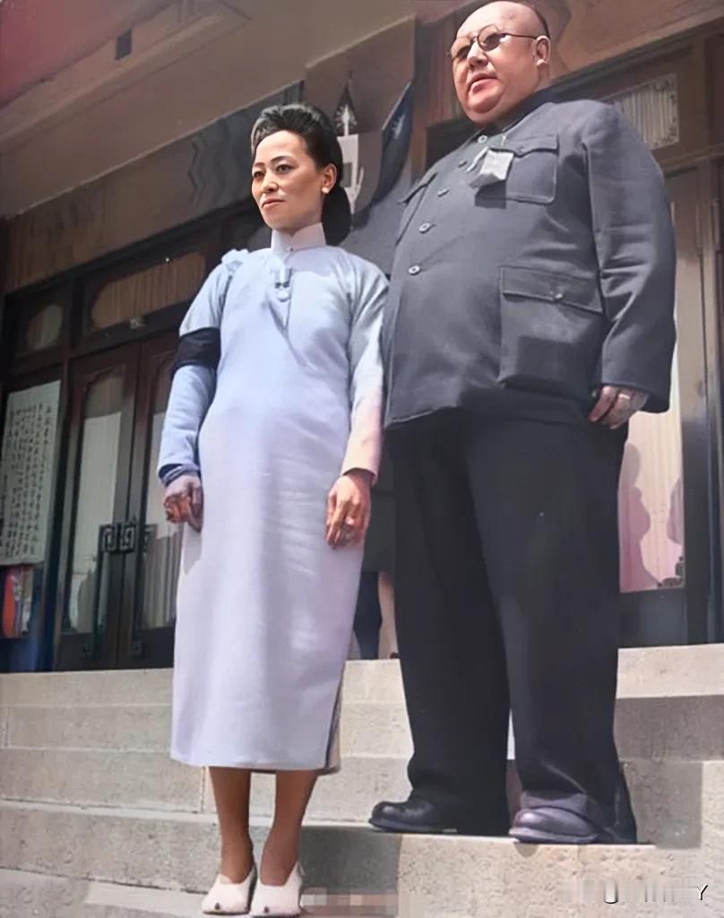 一张老照片，拍摄于1948年的宁夏，这才是马鸿逵与刘慕侠真实的貌相，并不是演员所
