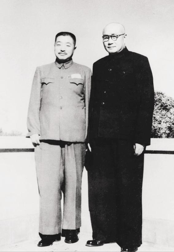 西南军区成立，按照惯例司令员应该是刘伯承，他是第二野战军的司令员。可是毛主席用人