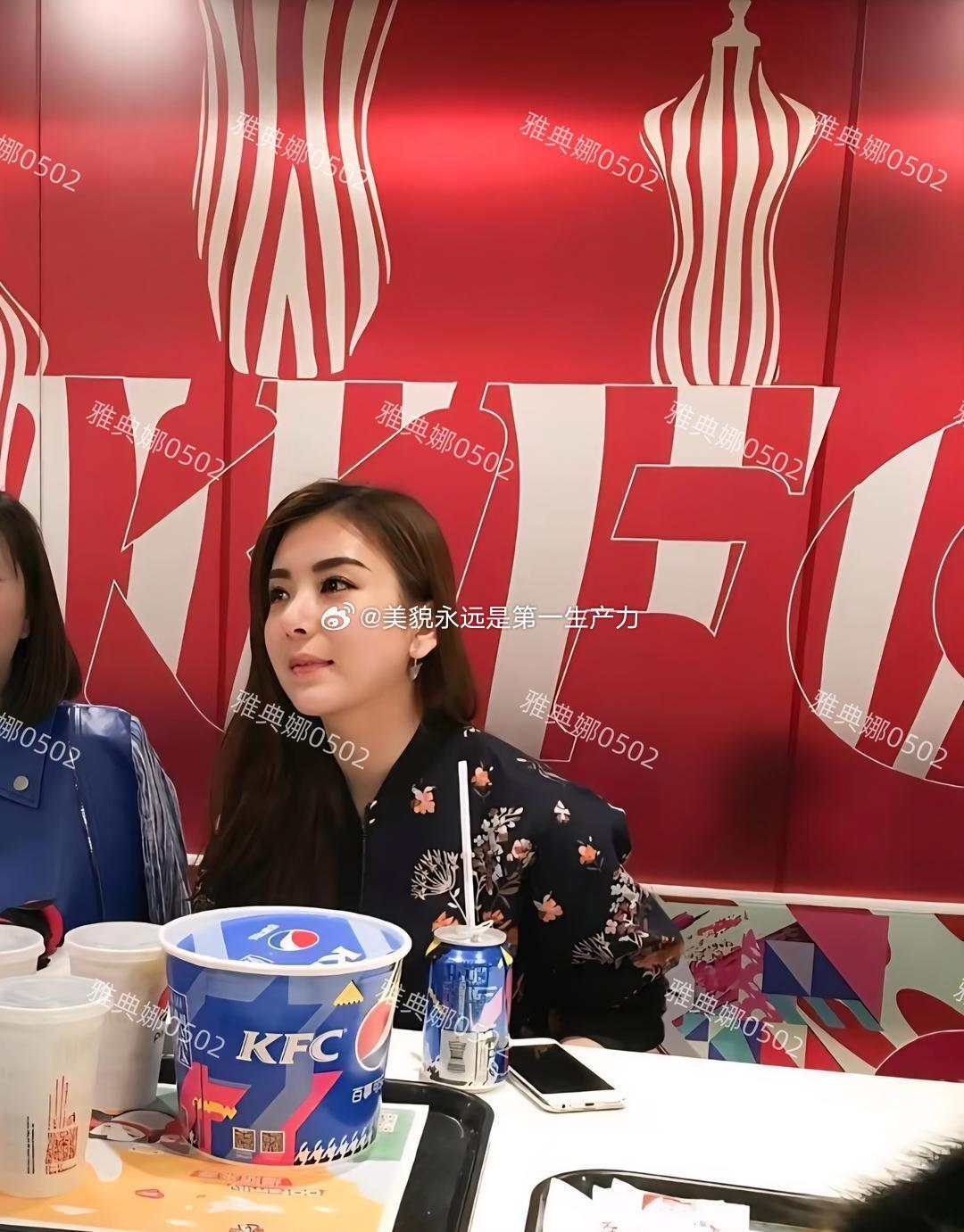 方媛综艺翻车旧照被扒，十年前还没嫁给郭富城在上海打拼的她个矮土气打扮非主流。
