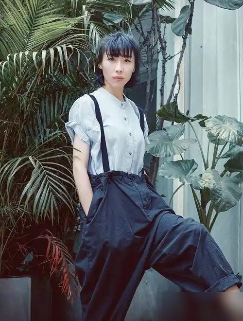 任素汐办了场演唱会，火了。网上风向开始变了。一堆人拿着她，去踩另一个女主