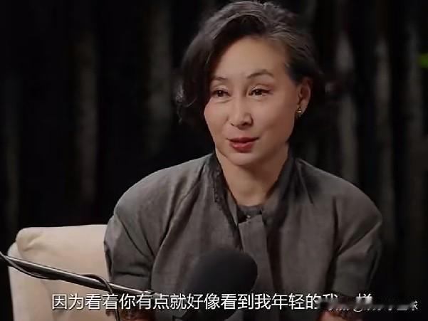 章泽天不断称赞何超琼外貌，你好美，你好时髦！还说她若参选港姐肯定第一名。何超琼聊