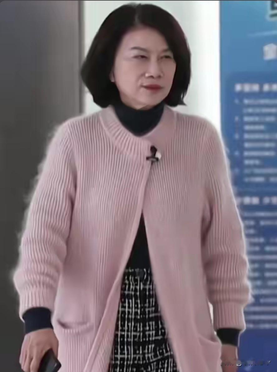 2011年日本地震，马云捐款300万，大家都等着董明珠！但她却说，首先把中国自己