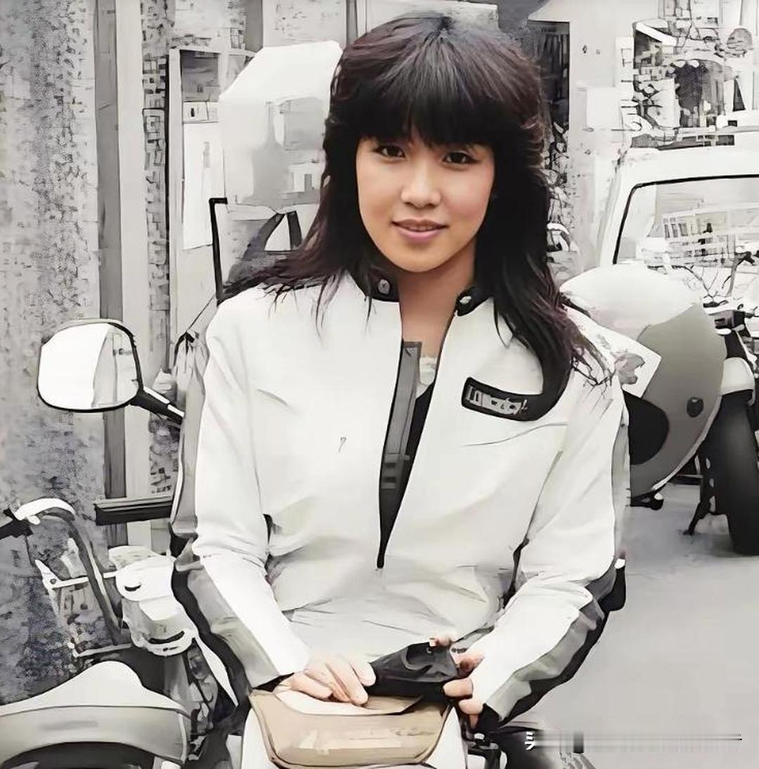 你能想象这会是一个人吗？曾是一位形象清纯、容貌姣好的节目主持人，年轻时风姿动