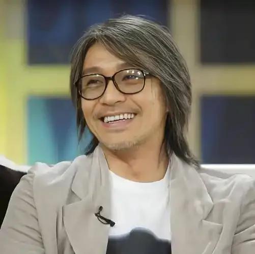 周星驰，真让人心头一暖！​人人总说刘德华是圈中君子，​可刘德华却说在他低沉的