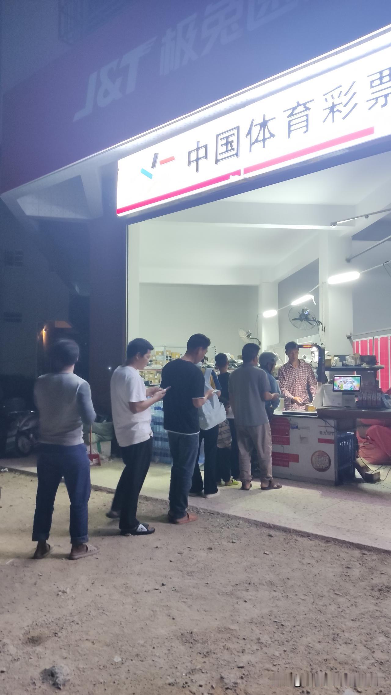 乡下快递站垄断式赚钱，晚上取件都排队，这生意到底多香！在乡下小镇，一家快递