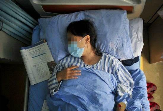 16岁女孩月经持续不止, 医生叹气: 打电话叫家长过来吧!